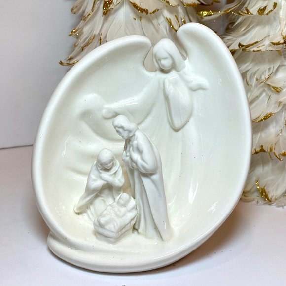 Small One Piece Off-White Ceramic Nativity Scene in Angel Wings - Picture 1 of 4